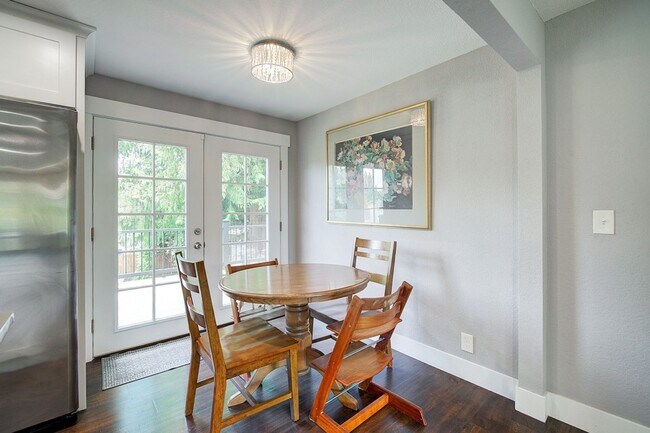 Building Photo - 5bd/2.5ba Edmonds Home