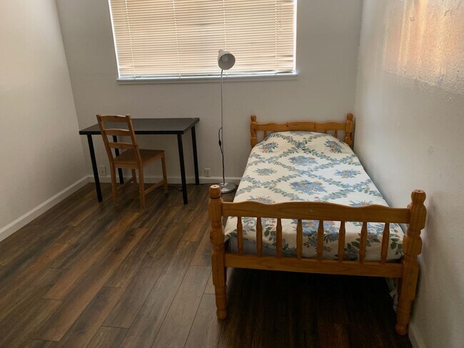Building Photo - Beautiful 3 bedroom home in Central Davis available for fall move in!