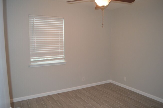 Building Photo - Gorgeous, Spacious 4 bed 2 bath