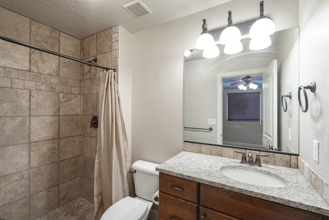 Building Photo - Upgraded 3 Bedroom Townhome in Desirable Southgate Community