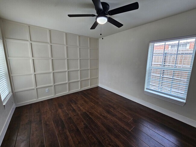 Building Photo - Near Bishop Arts District 2-bedroom, 1-bath duplex