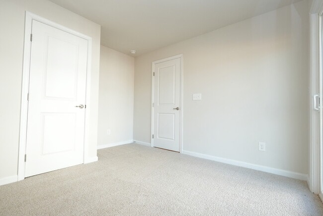 Building Photo - A large spacious home in Arbor St!