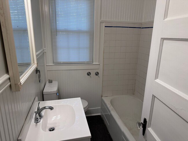 Building Photo - Cottage Style Home