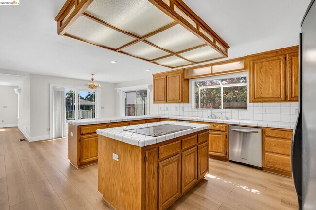 Building Photo - 5650 Edgeview Dr