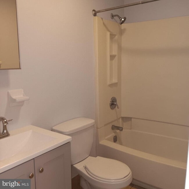 Building Photo - 1732 W Diamond St