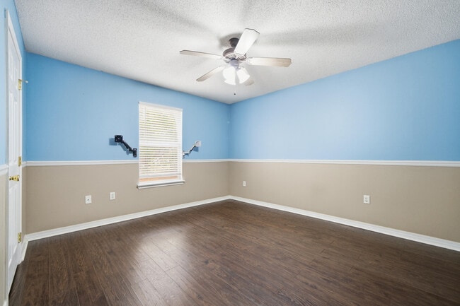 Building Photo - 2490 Pepper Dr