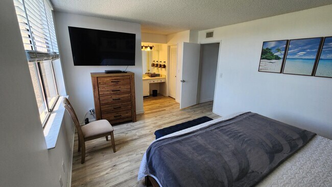Building Photo - 950 Egret Cir