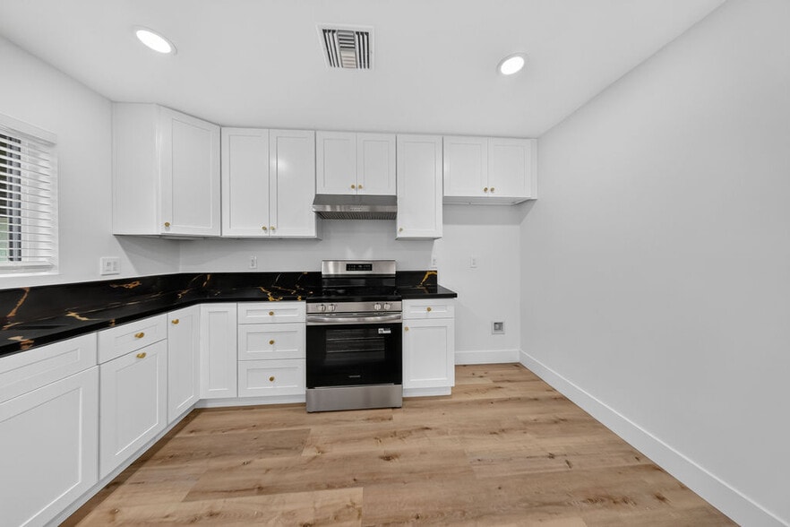 Building Photo - 9614 Bartee Ave
