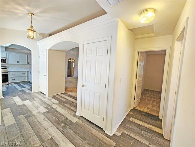 Building Photo - 380 Round Up Ct