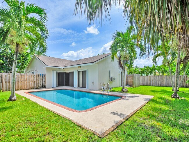 Building Photo - 16742 Royal Poinciana Dr
