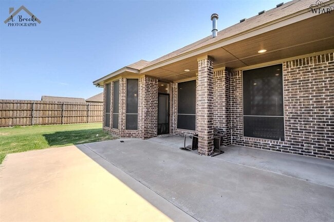 Building Photo - 4938 Spring Hill Dr
