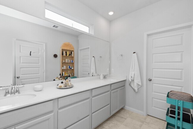 Building Photo - 5426 Oriente Ln