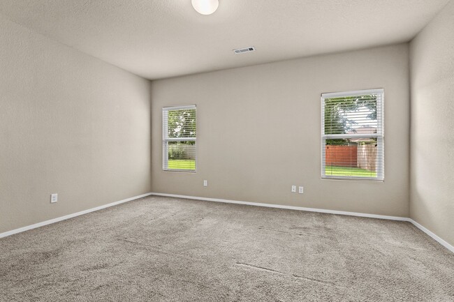 Building Photo - Beautiful home Located in desirable west F...