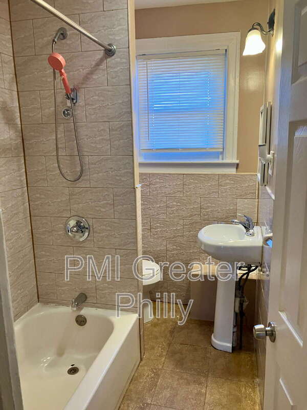 Building Photo - 1705 Bridge St