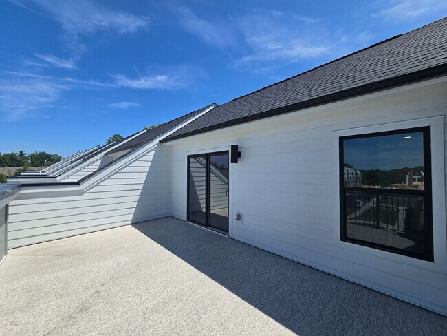 Building Photo - Modern Urban Elegance Meets Functionality