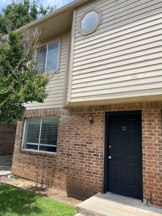 Building Photo - 2 BEDROOM @ UNT