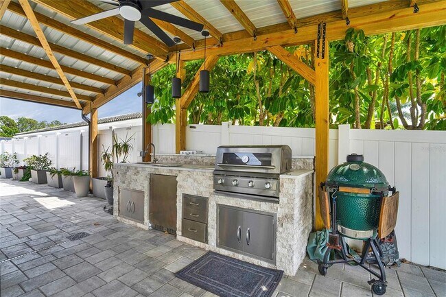 Building Photo - 3944 Doral Dr