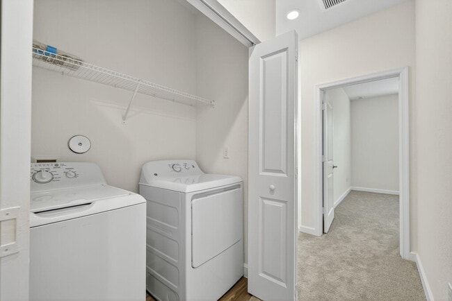 Building Photo - 305 SE Crossoak Ln