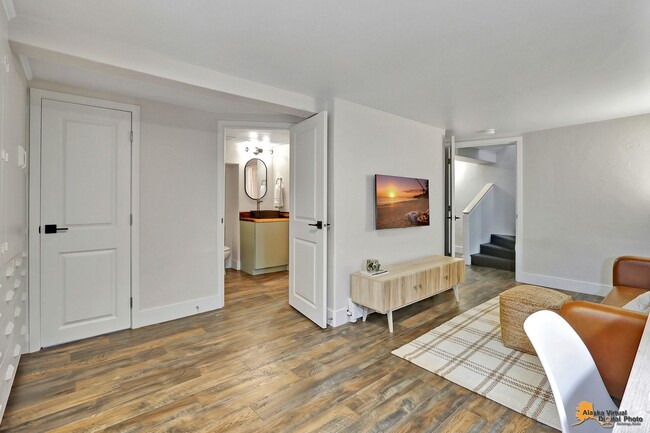 Building Photo - Stunning downtown rental