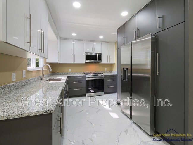 Building Photo - 3624 Maple Dr