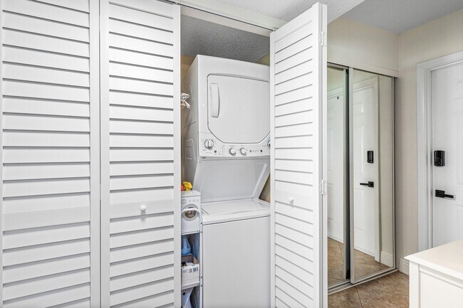 Building Photo - 2905 SW 22nd Ave