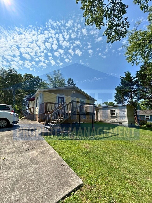 Building Photo - 883 Harle Ave NW