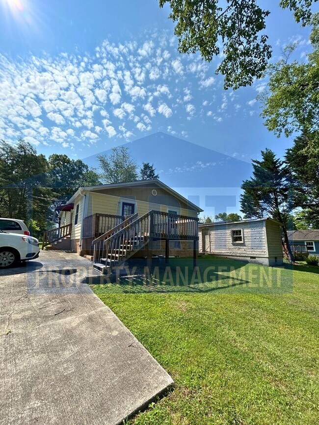 Building Photo - Three bedroom home downtown Cleveland!