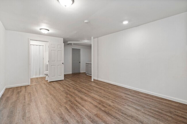 Building Photo - 1709 Golf Club Rd