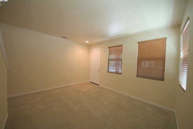 Building Photo - 549 Chaparral Loop