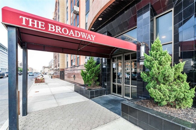 Building Photo - 25 W Broadway