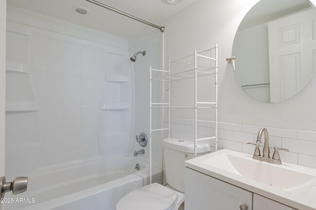 Building Photo - 4142 E Calle Redonda