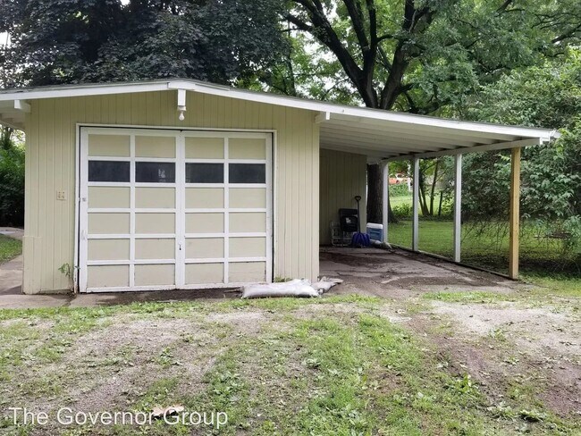 Building Photo - 2 Bedroom/1 Bathroom in Iowa City - East Side