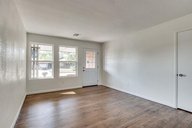 Building Photo - 2725 Texoma Dr