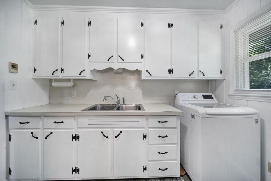 Building Photo - 4301 Briarhill Dr