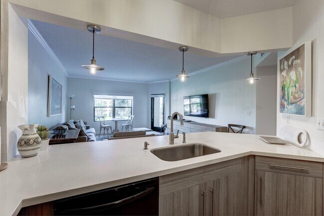 Building Photo - 300 Uno Lago Dr