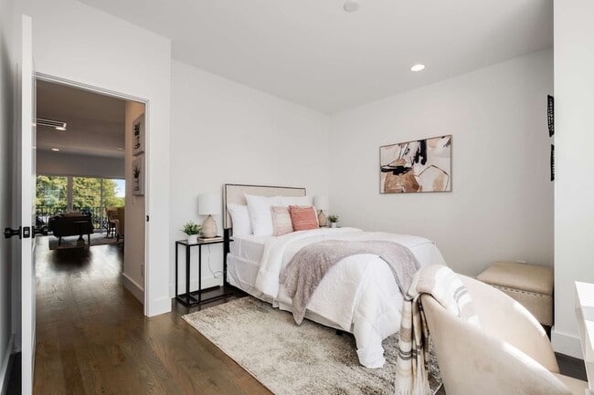 Building Photo - 1806 Lischey Ave