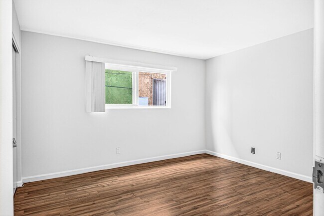 Building Photo - 908 Roswell Ave