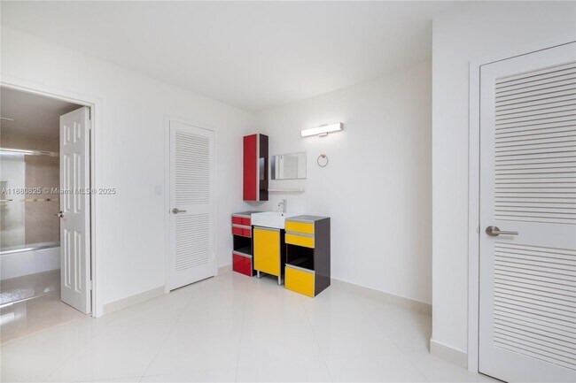 Building Photo - 2030 S Ocean Dr