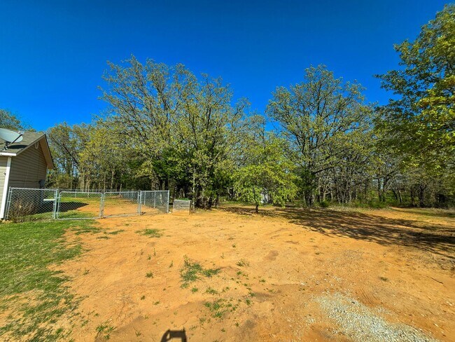Building Photo - 3 bed 2 bath home in Tecumseh!