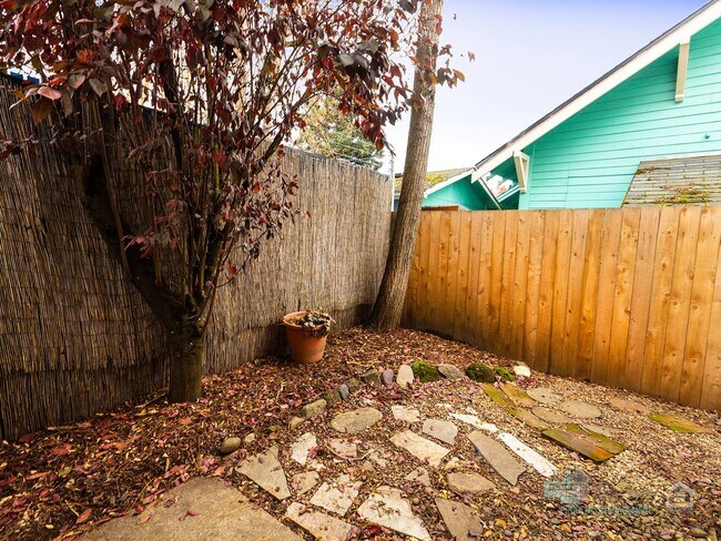Building Photo - 5215 SE Pardee St