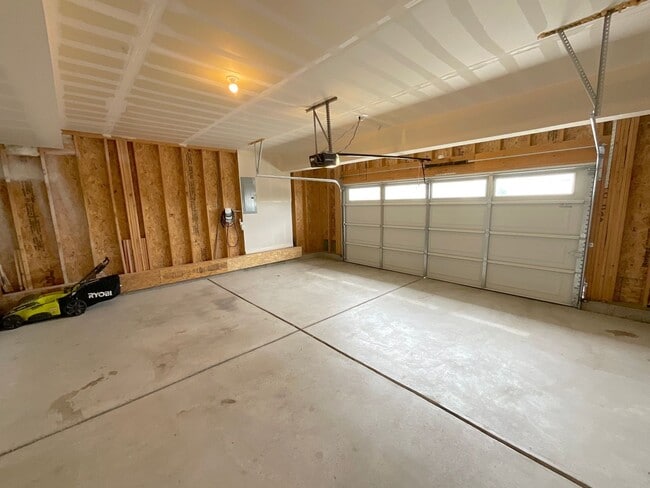 Building Photo - 3 Bedroom Home Available Near S Powers Blv...