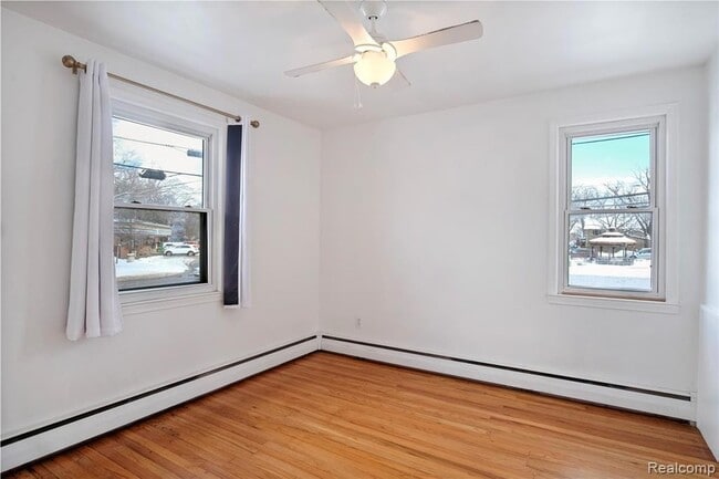 Building Photo - 115 W 13 Mile Rd