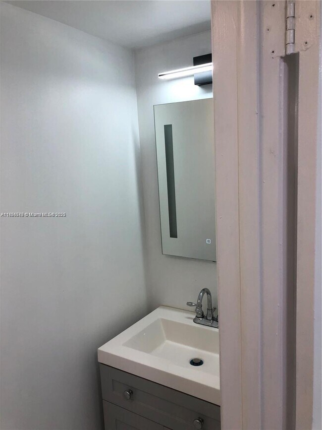 Building Photo - 1555 W 44th Pl