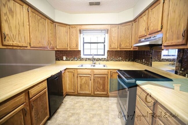 Building Photo - Nettleton Schools - 6 bed/ 3 bath 2,500 sq.ft.., back deck, fenced yard!!