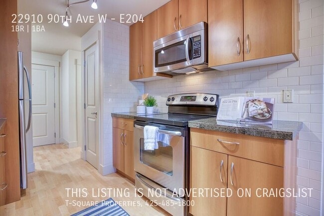 Building Photo - Beautifully Updated 1 Bedroom Condo w/Priv...