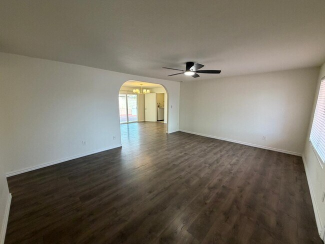 Building Photo - 1244 E Susan Ln