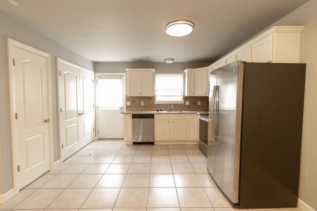 Building Photo - Condominium Convenience in Columbia!