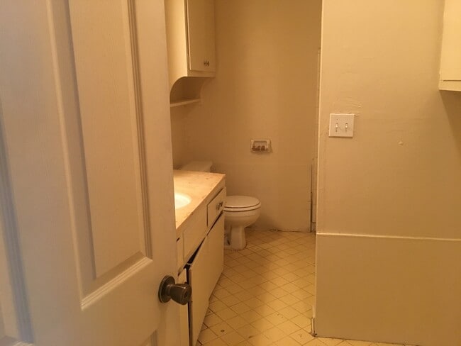 Building Photo - 3 Bedroom 2 Bath Duplex