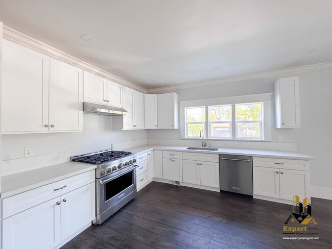 Building Photo - 400 Pleasant St