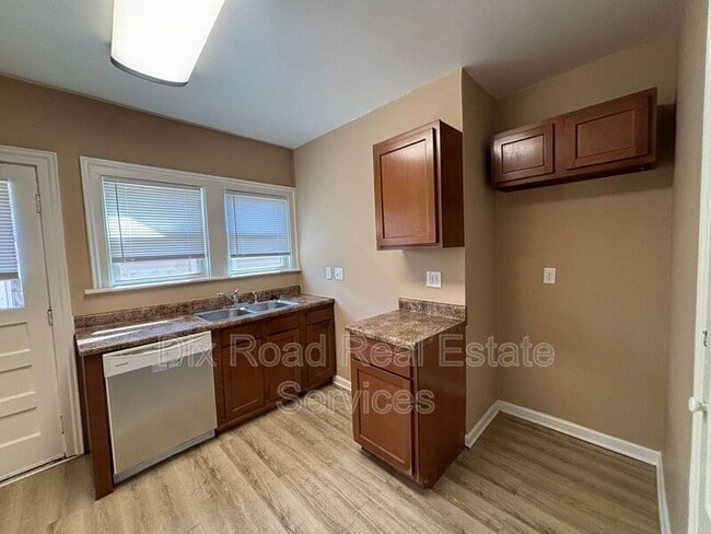 Building Photo - 307 N E St